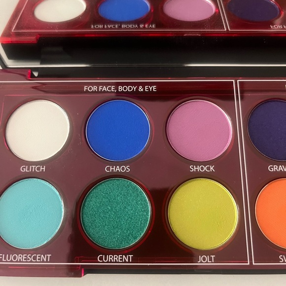 Urban Decay Wired Palette in box. - Picture 4 of 7